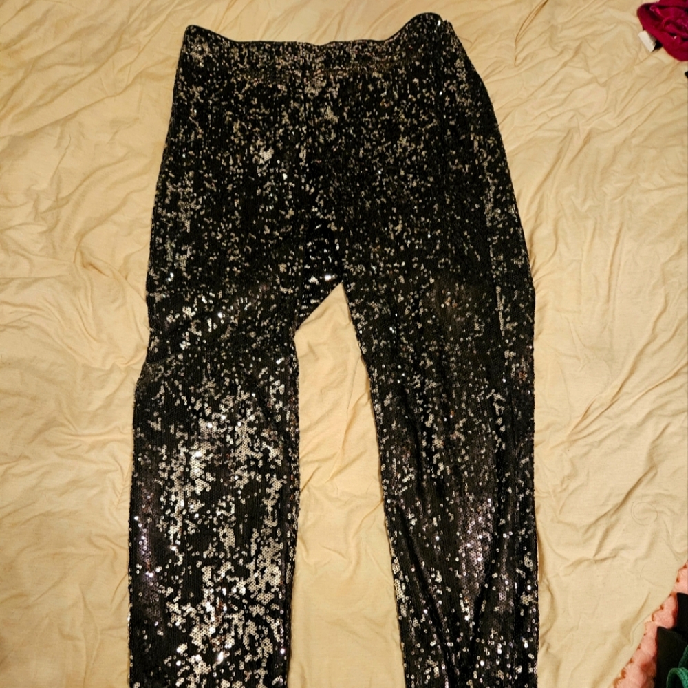 Sequin pants mid rise. Side zipper. Zipper on ankle.